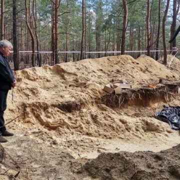 Kardinolas K. Krajewskis prie Iziumo kapaviečių