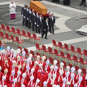 Benedikto XVI karstas atneštas į Šv. Petro aikštę