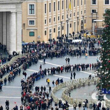 Nenutrūkstanti eilė žmonių atsisveikina su popiežiumi emeritu