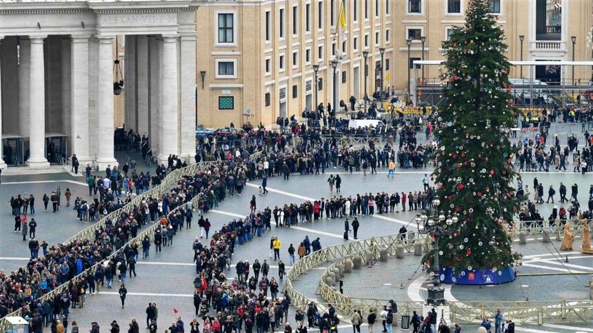 Nenutrūkstanti eilė žmonių atsisveikina su popiežiumi emeritu