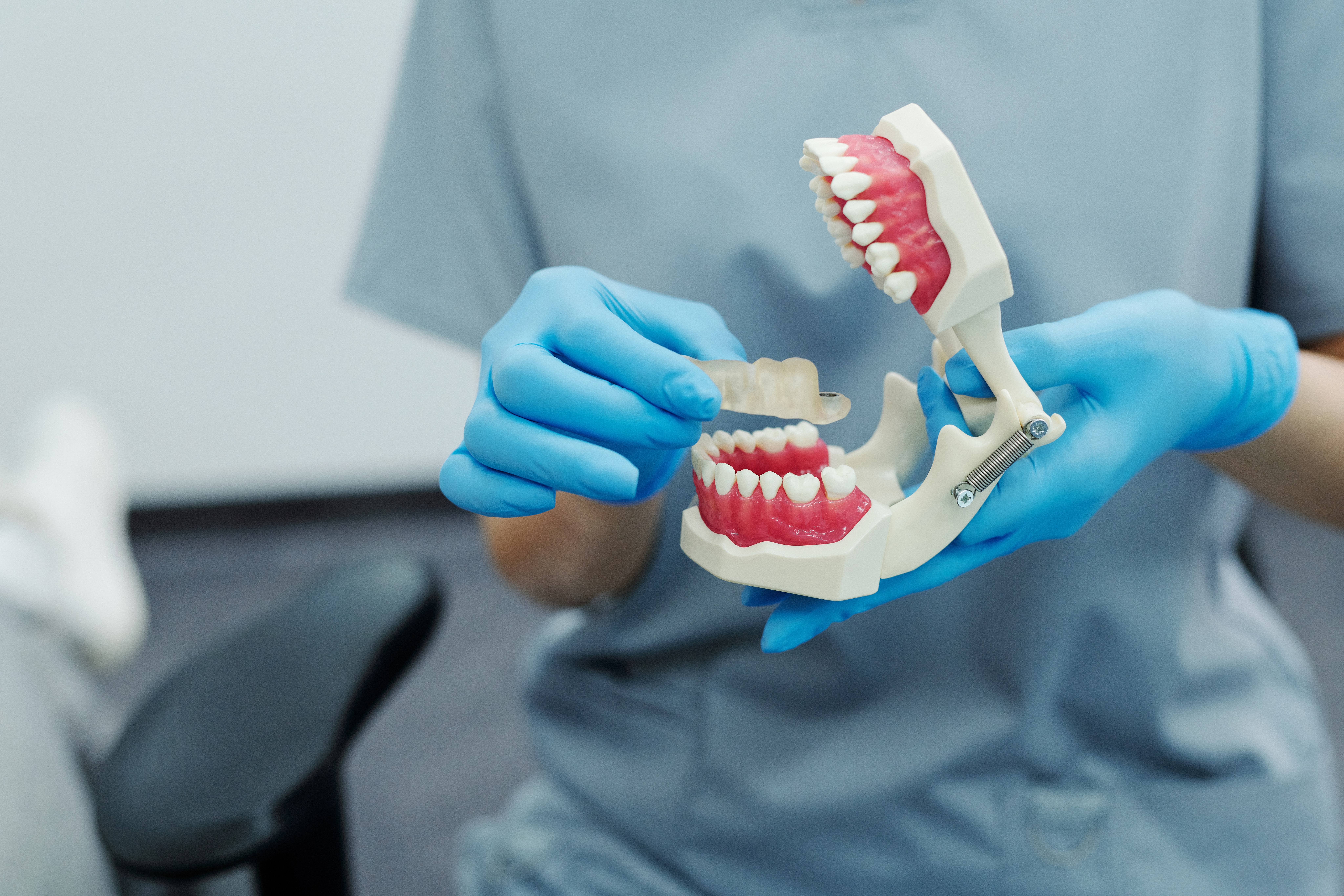 Kokios klaidos daromos nešiojant išimamus dantų protezus?