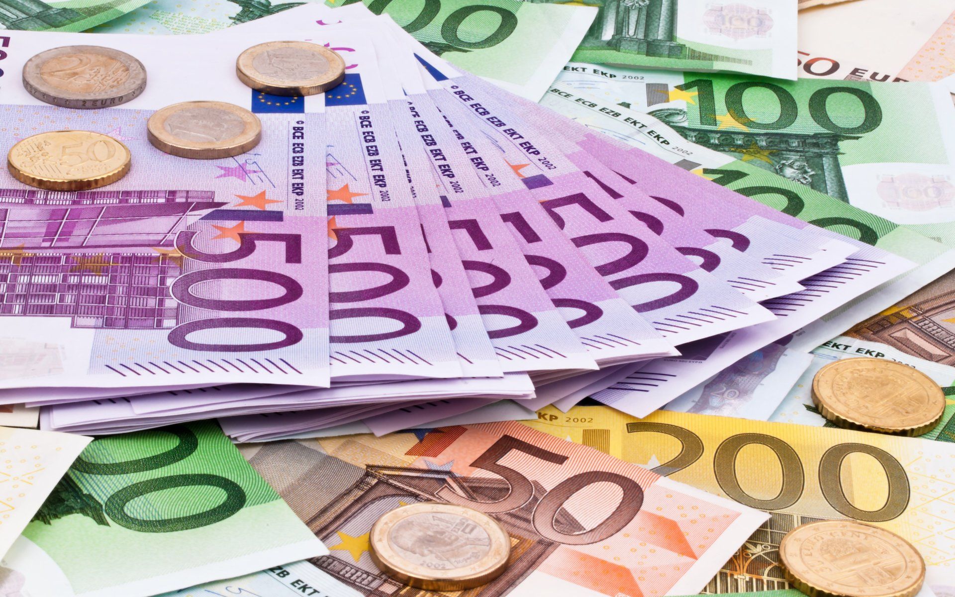 Ribojamas euro banknotų išvežimas į Rusiją ir Baltarusiją
