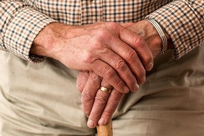 Vienišo asmens išmoką nuo sausio 1 d. gaus VISI vieniši, neįgalieji ir senatvės pensijos amžiaus sukakę asmenys