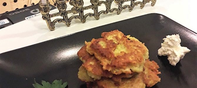 Prasidedant žydų Chanukai, gaminame tradicines litvakų latkes: kuo ypatingi šie bulviniai blynai?