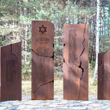 Palangoje atidengtas Holokausto aukoms skirtas memorialas „Tylaus šauksmo erdvė“ Palangoje atidengtas Holokausto aukoms skirtas memorialas „Tylaus šauksmo erdvė“
