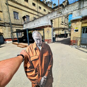 Akcija „PUT IN  jail“. Rusijos prezidento maketai keliauja į kalėjimų kameras ir muziejus