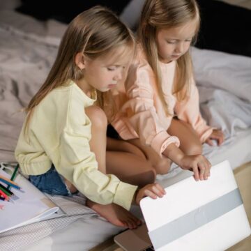 Kas seka jūsų vaiką internete? Ekspertai atskleidžia, ką svarbu žinoti tėvams Kas seka jūsų vaiką internete? Ekspertai atskleidžia, ką svarbu žinoti tėvams