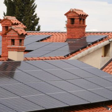 Ar Lietuvoje reikia valyti saulės modulius ir kiek elektros „atima“ nešvarumai?