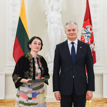 Prezidentas įteikė apdovanojimą Lietuvos karaimų kultūros bendrijos pirmininkei Karinai Firkavičiūtei