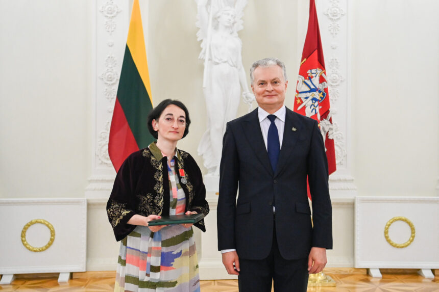 Prezidentas įteikė apdovanojimą Lietuvos karaimų kultūros bendrijos pirmininkei Karinai Firkavičiūtei