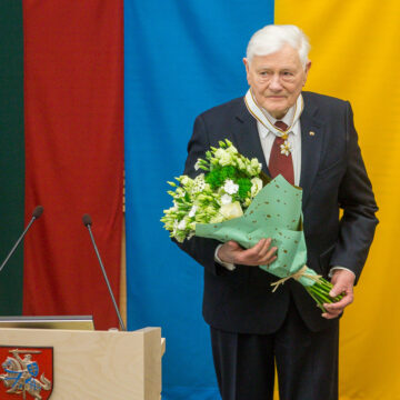 Prezidentui Valdui Adamkui įteiktas Seimo apdovanojimas – Aleksandro Stulginskio žvaigždė