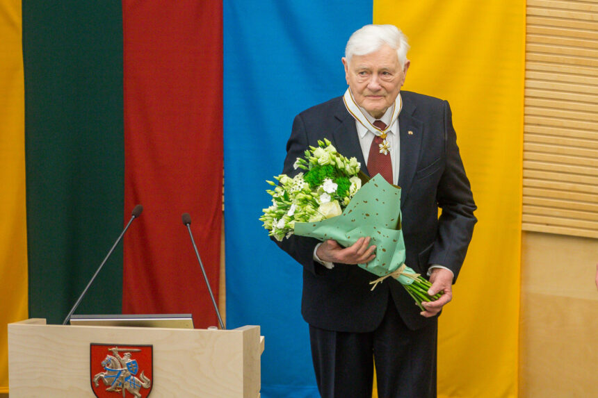 Prezidentui Valdui Adamkui įteiktas Seimo apdovanojimas – Aleksandro Stulginskio žvaigždė