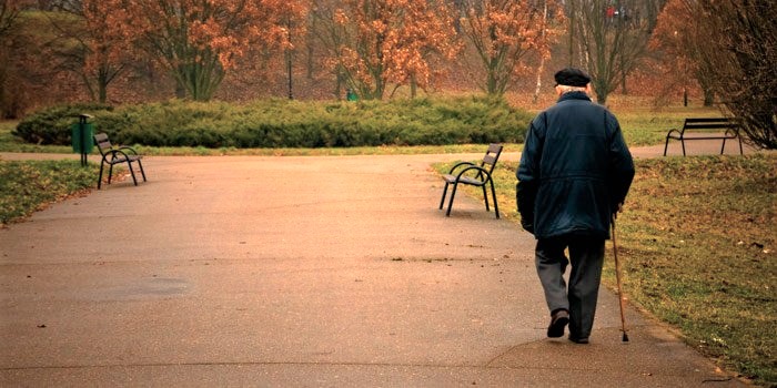 Nuo COVID-19 pasiskiepijusiems 75 metų ir vyresniems žmonėms – vienkartinės išmokos