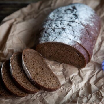 Duonai – garbingiausia Kūčių stalo vieta: etnografė dalijasi duonos valgymo papročiais