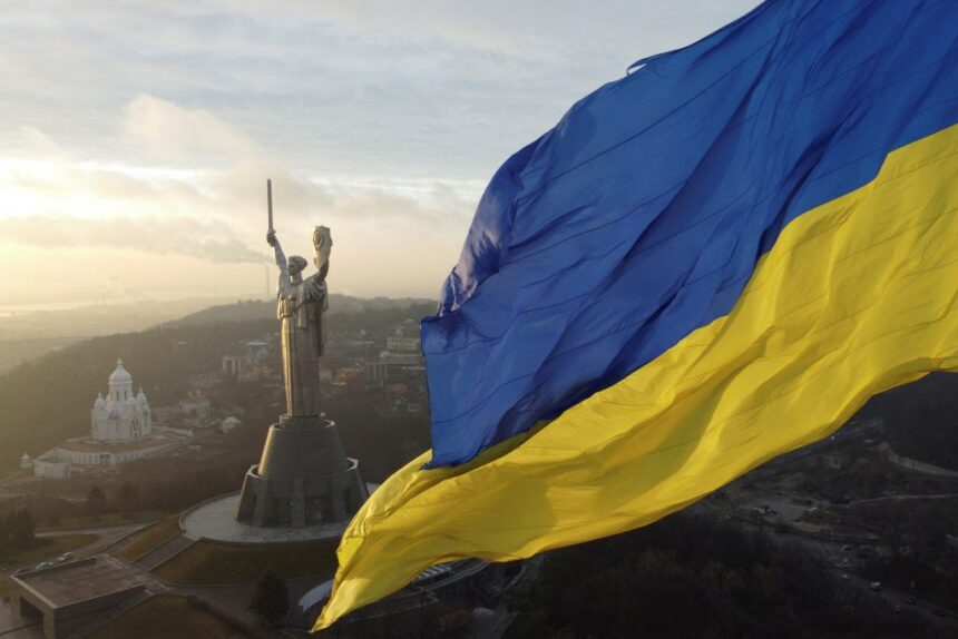 Kas Ukrainai kasa žarijų duobę?