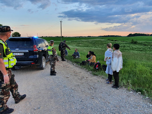 Migrantų teigimu, prieš pereinant sieną, grupę Baltarusijoje atlydėję kaukėti asmenys jų vaikams esą davė tablečių