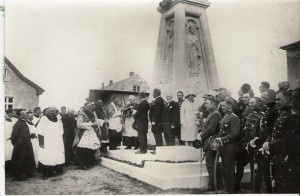 Švėkšna 1928 m. Laisvės paminklo šventinimas. autorius Adomas Jakševičius. Foto iš V. Astrauskienės archyvo